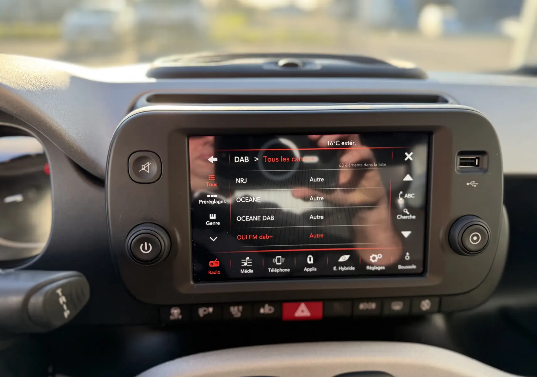 Écran tactile central du tableau de bord de la Fiat Panda City Cross 2023 affichant la liste des radios DAB.