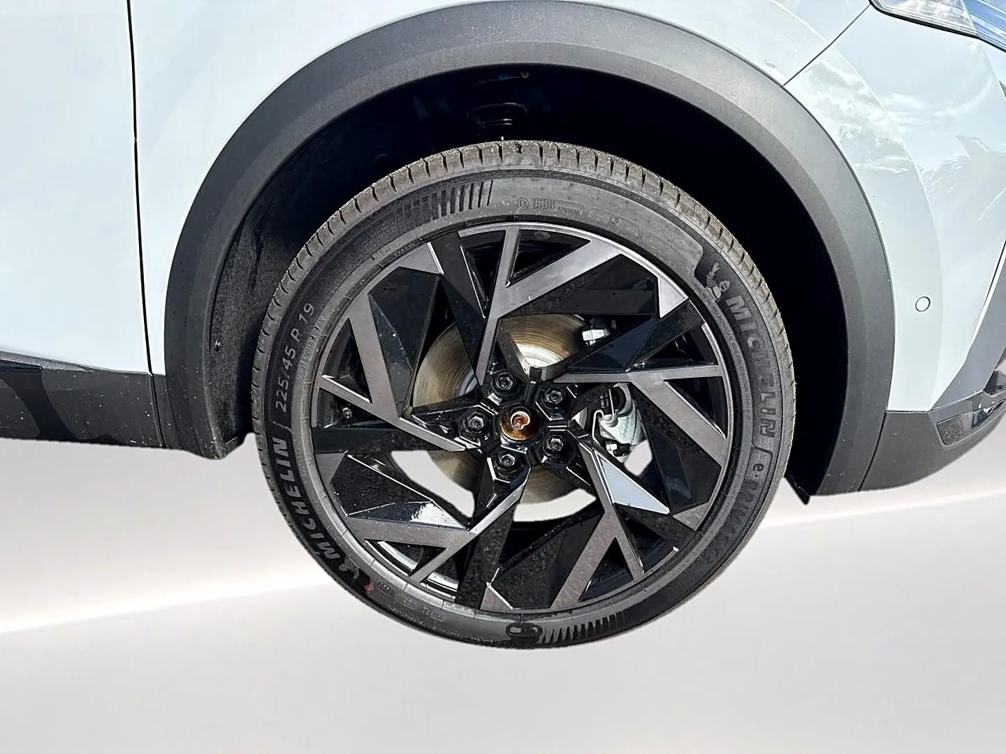 Gros plan sur la roue avant droite du Renault Symbioz gris cassiope avec jante alu noire au design géométrique.