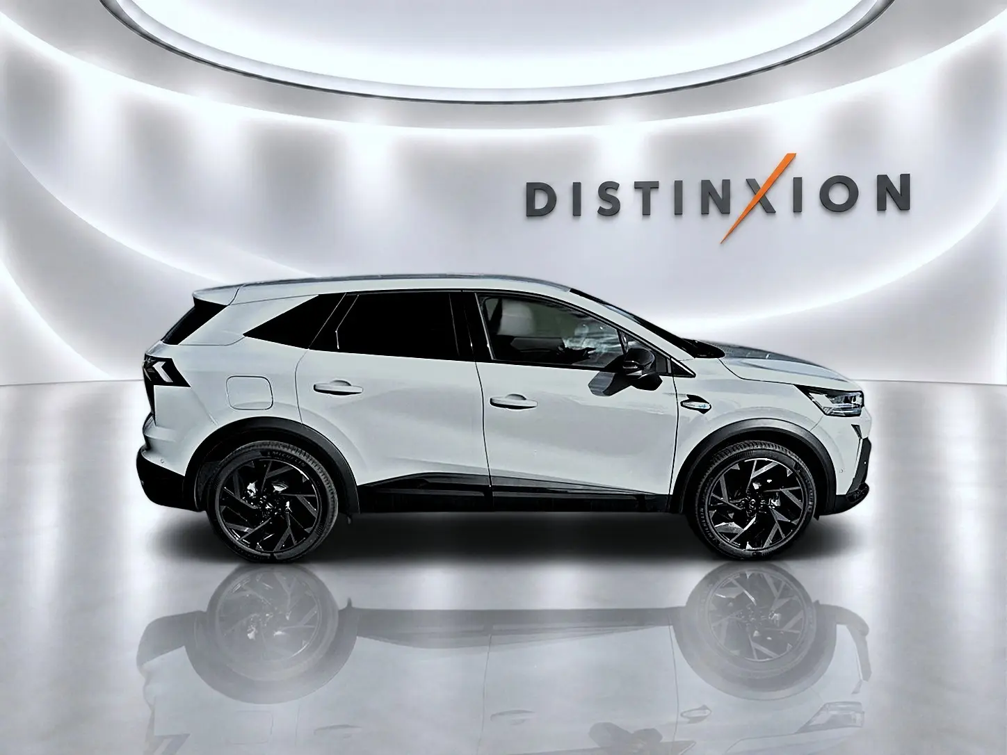 Vue de profil droit du Renault Symbioz gris cassiope avec jantes noires et toit noir dans un studio lumineux.