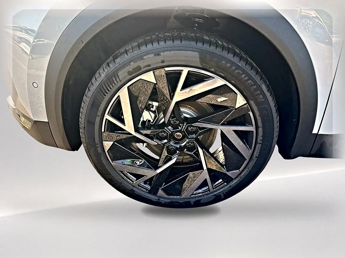 Gros plan sur la jante alu noire et argentée du côté avant gauche d'une Renault Symbioz gris cassiope.