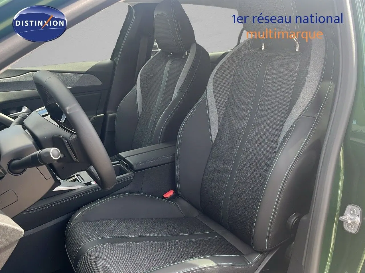 Intérieur de la Peugeot 308 2024, vue côté conducteur, sièges en cuir noir et tissu gris, portière vert olivine métal ouverte.