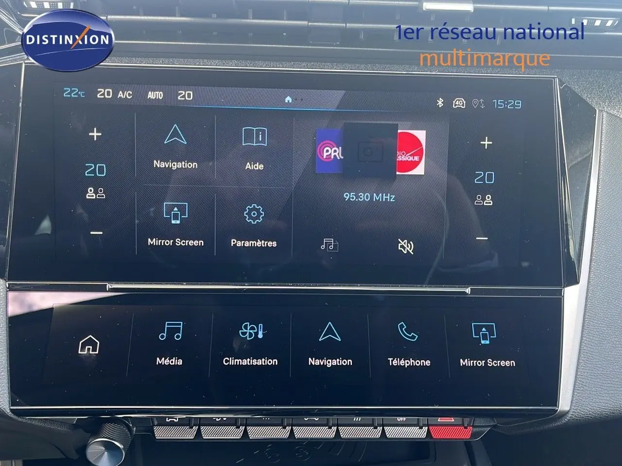 Vue rapprochée de l'écran tactile central du tableau de bord de la Peugeot 308 1.2 Hybrid 136ch finition Allure.