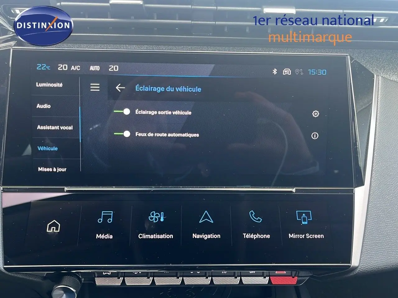 Écran tactile central de la Peugeot 308 hybride 2024 affichant les réglages d'éclairage du véhicule en intérieur.