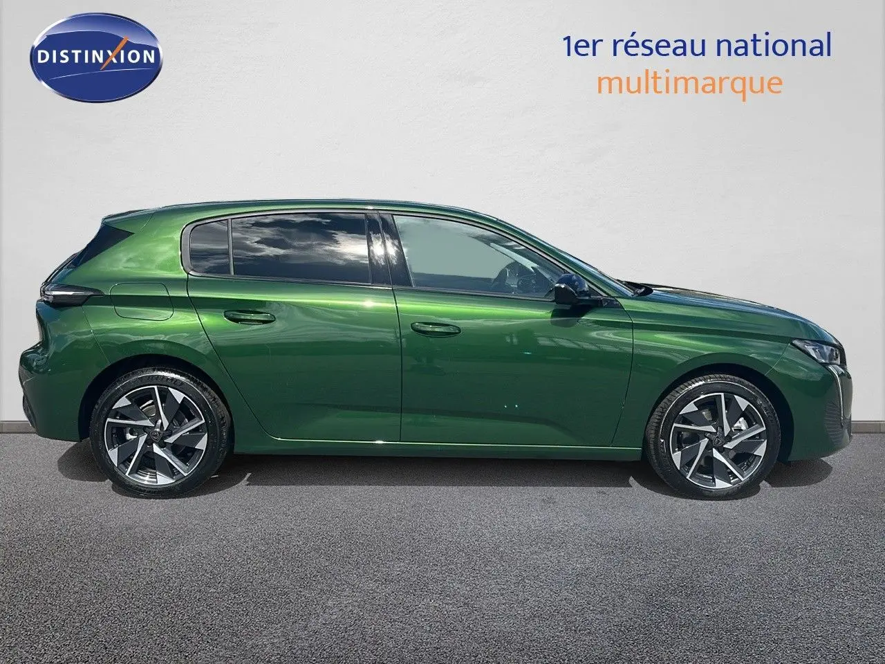 Profil droit d'une Peugeot 308 1.2 Hybrid 136ch Allure en vert olivine métallisé, avec jantes alliage bicolores et vitres teintées.