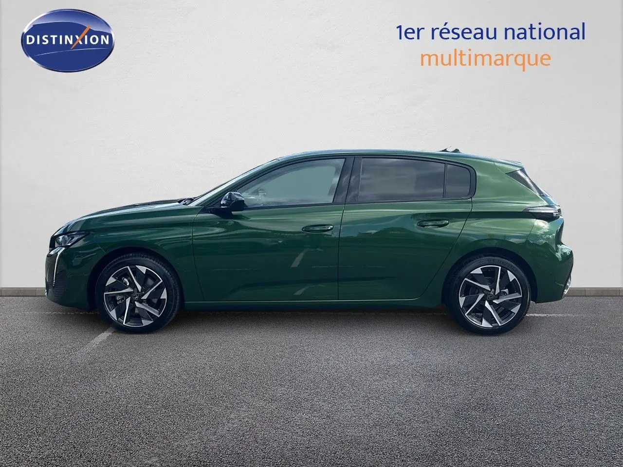 Profil côté gauche d'une Peugeot 308 1.2 Hybrid 136ch Allure en vert olivine métallisé sur fond neutre.
