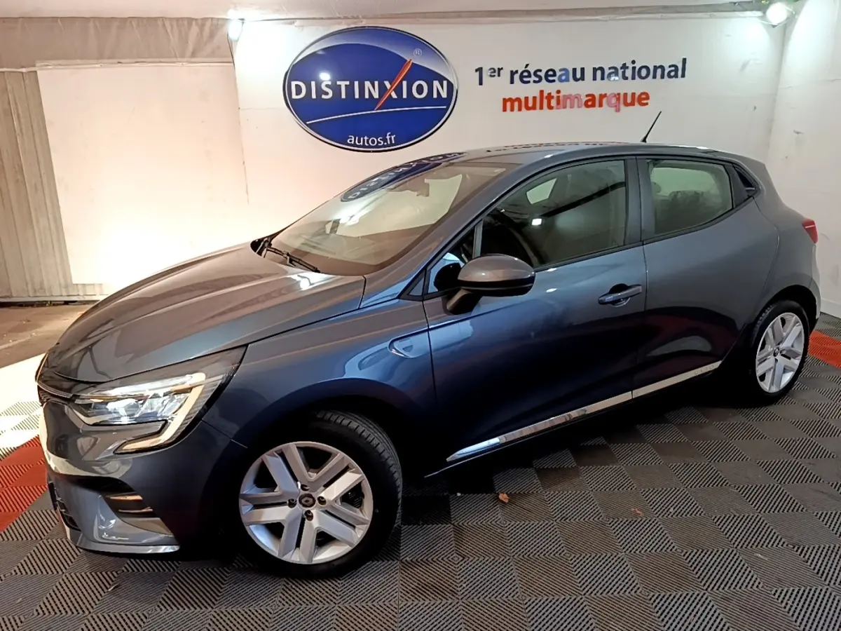 Renault Clio Business TCe 90 gris foncé vue de côté droit 3/4 avant dans un showroom intérieur.