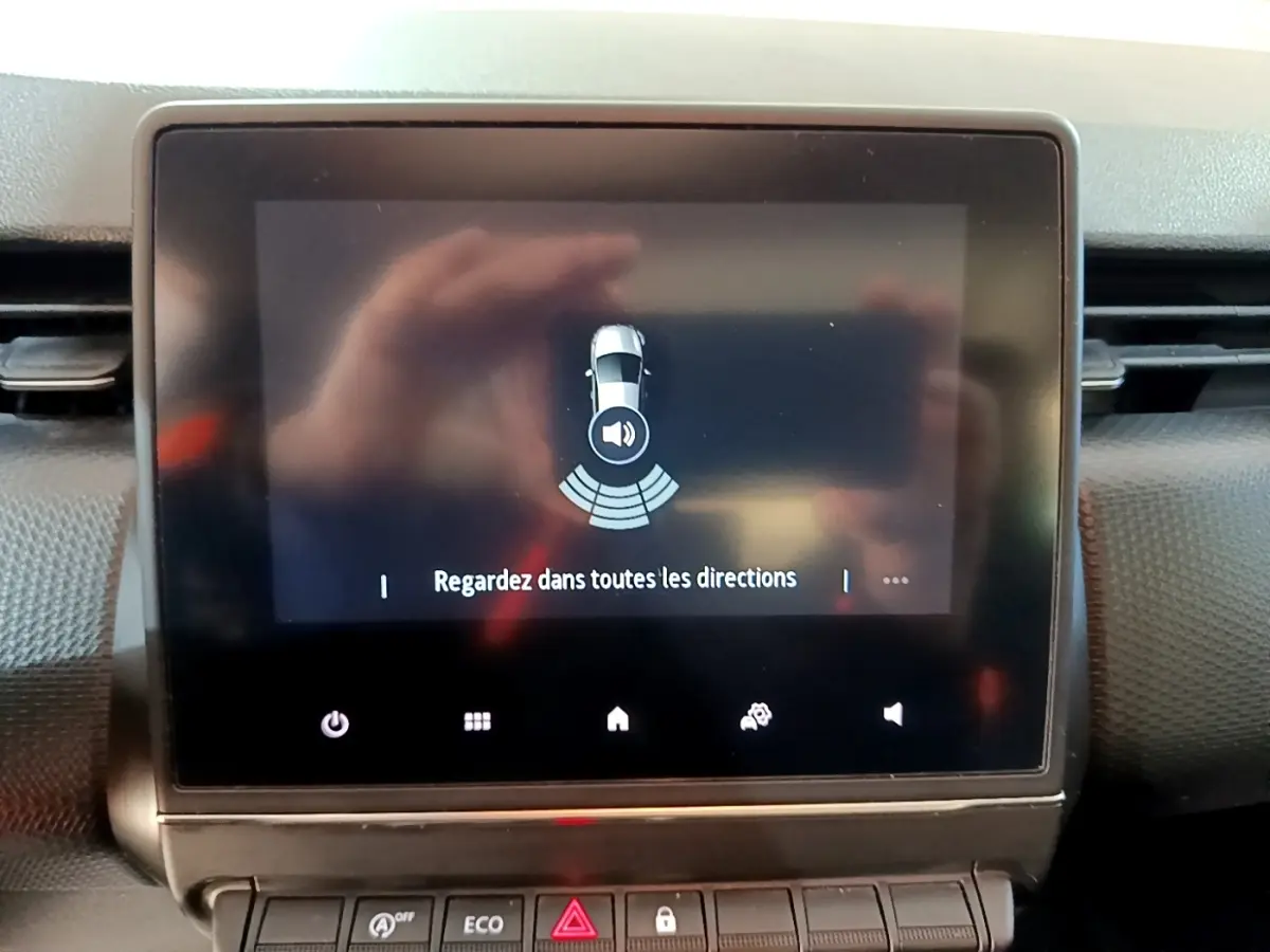 Écran tactile central de la Renault Clio Business TCe 90 2022 affichant l'alerte de détection obstacles en stationnement.