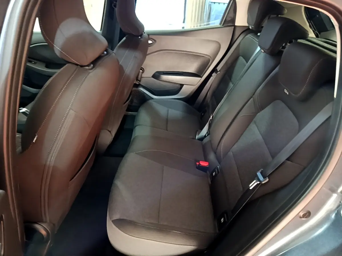 Vue intérieure côté droit sur la banquette arrière gris foncé de la Renault Clio Business TCe 90 2022, sièges en tissu.