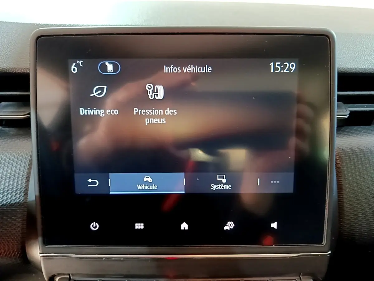 Écran tactile central de la Renault Clio Business TCe 90 2022 affichant les infos véhicule, température 6°C, mode Driving eco et pression pneus.