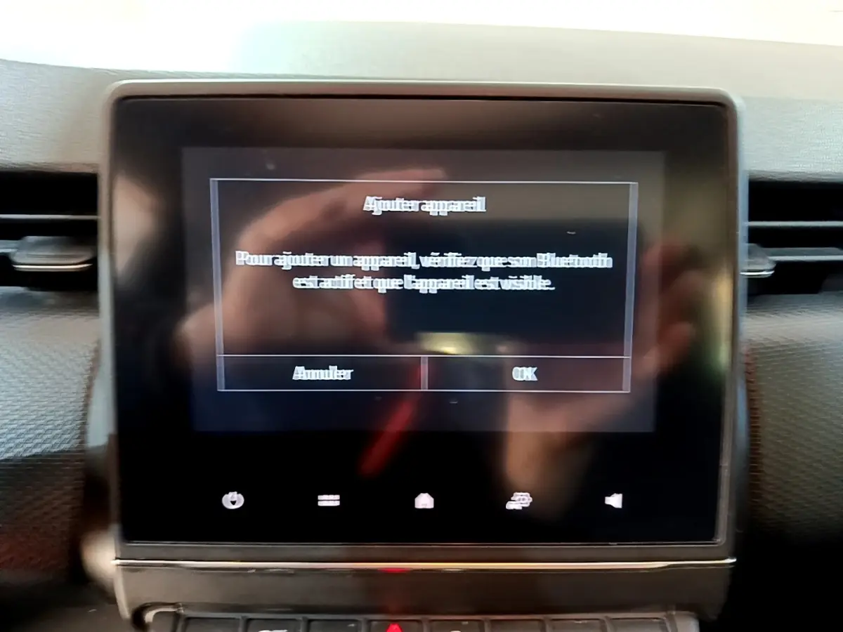 Écran tactile central de la Renault Clio Business TCe 90 2022 affichant un menu Bluetooth, intérieur noir.