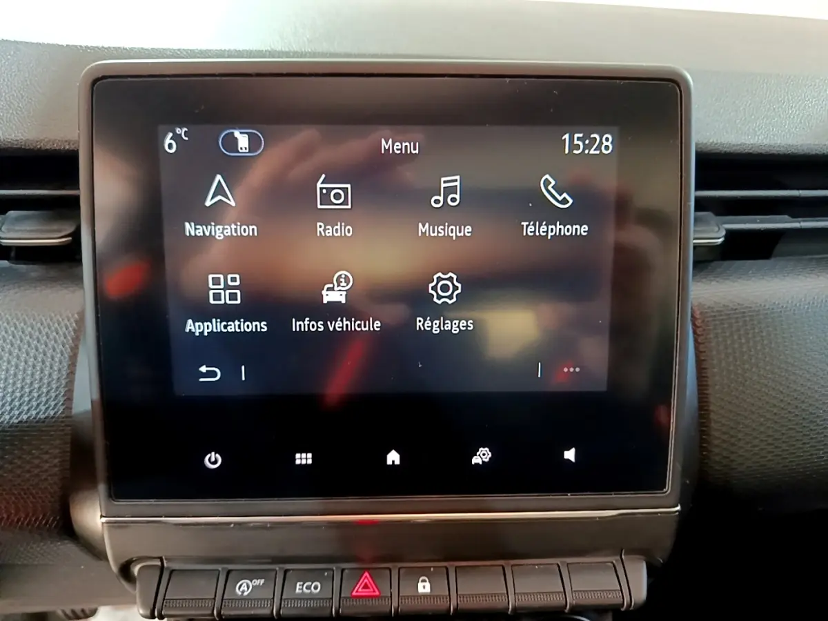 Écran tactile central affichant le menu multimédia de la Renault Clio Business TCe 90 gris foncé, vue de face.