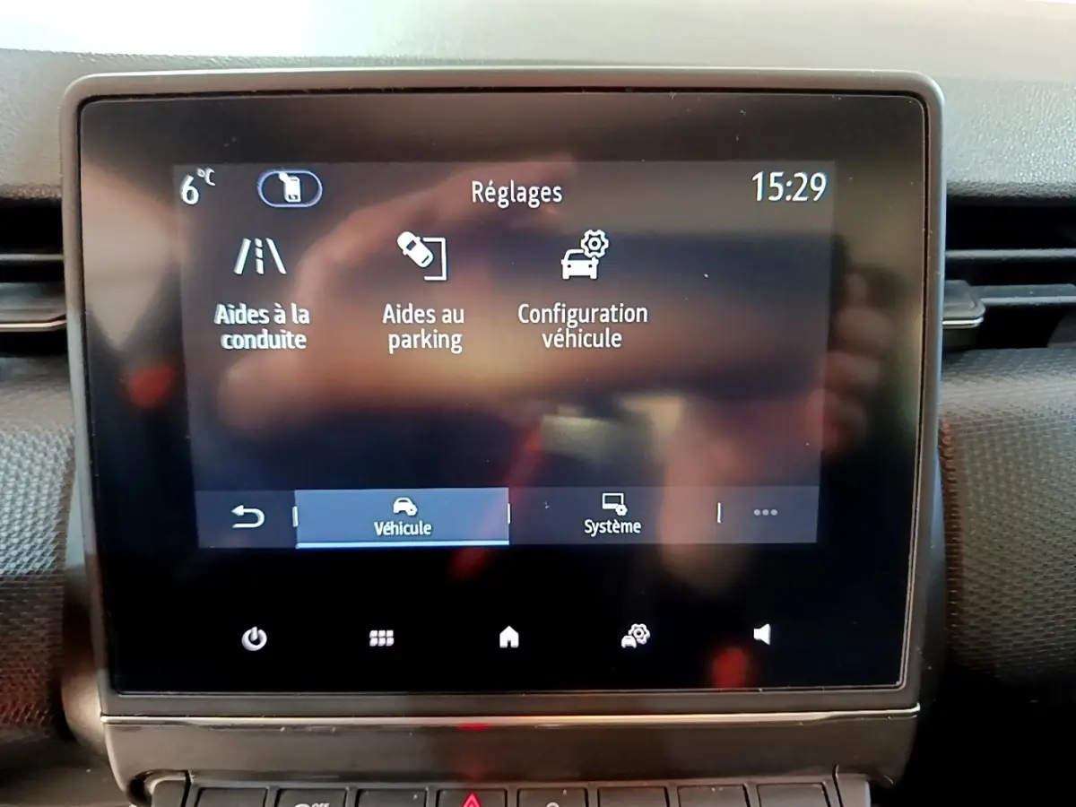 Écran tactile central de la Renault Clio Business TCe 90 2022 affichant les réglages d’aides à la conduite et au parking.