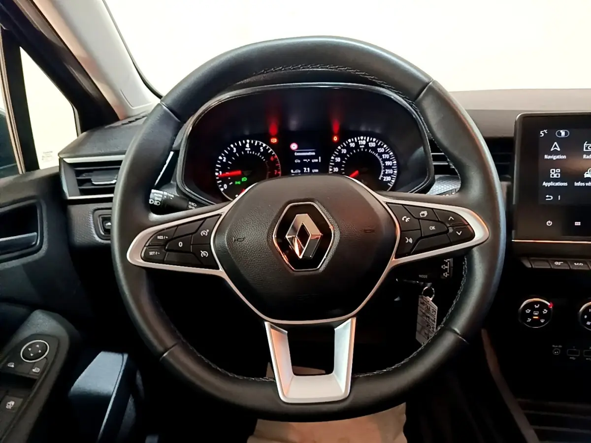 Vue rapprochée du volant en cuir noir et du tableau de bord numérique de la Renault Clio Business gris foncé 2022.