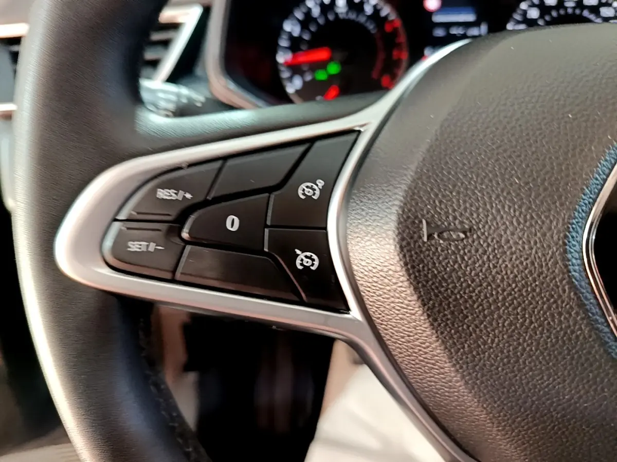 Gros plan sur le volant cuir noir de la Renault Clio Business TCe 90 2022, avec commandes intégrées côté gauche.