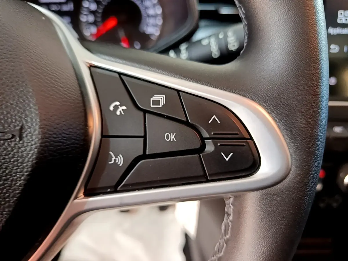 Gros plan sur les commandes multifonctions à droite du volant cuir de la Renault Clio Business TCe 90 gris foncé 2022.