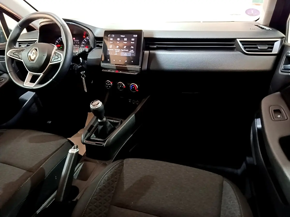 Intérieur de Renault Clio Business TCe 90 2022, vue de face sur tableau de bord et volant cuir synthétique noir.