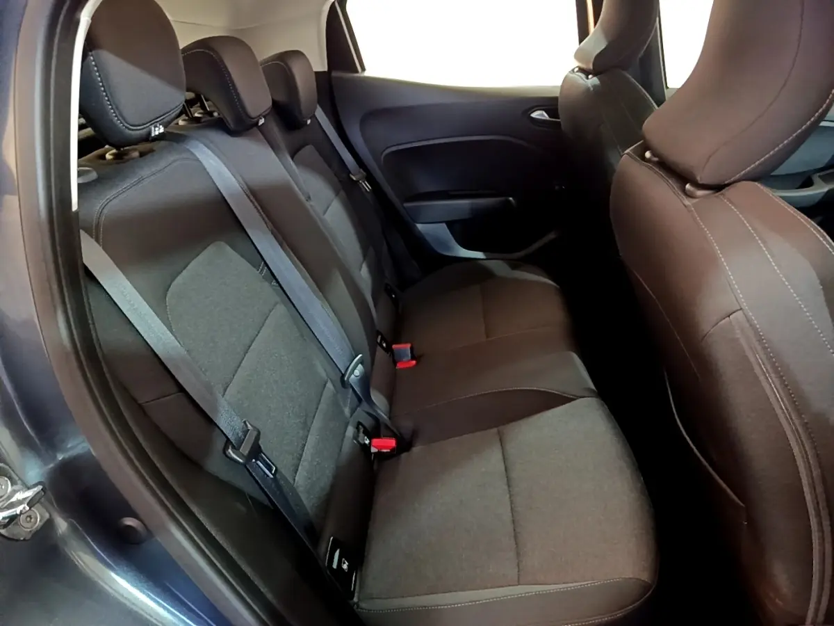 Vue intérieure côté gauche montrant la banquette arrière noire de la Renault Clio Business TCe 90 2022