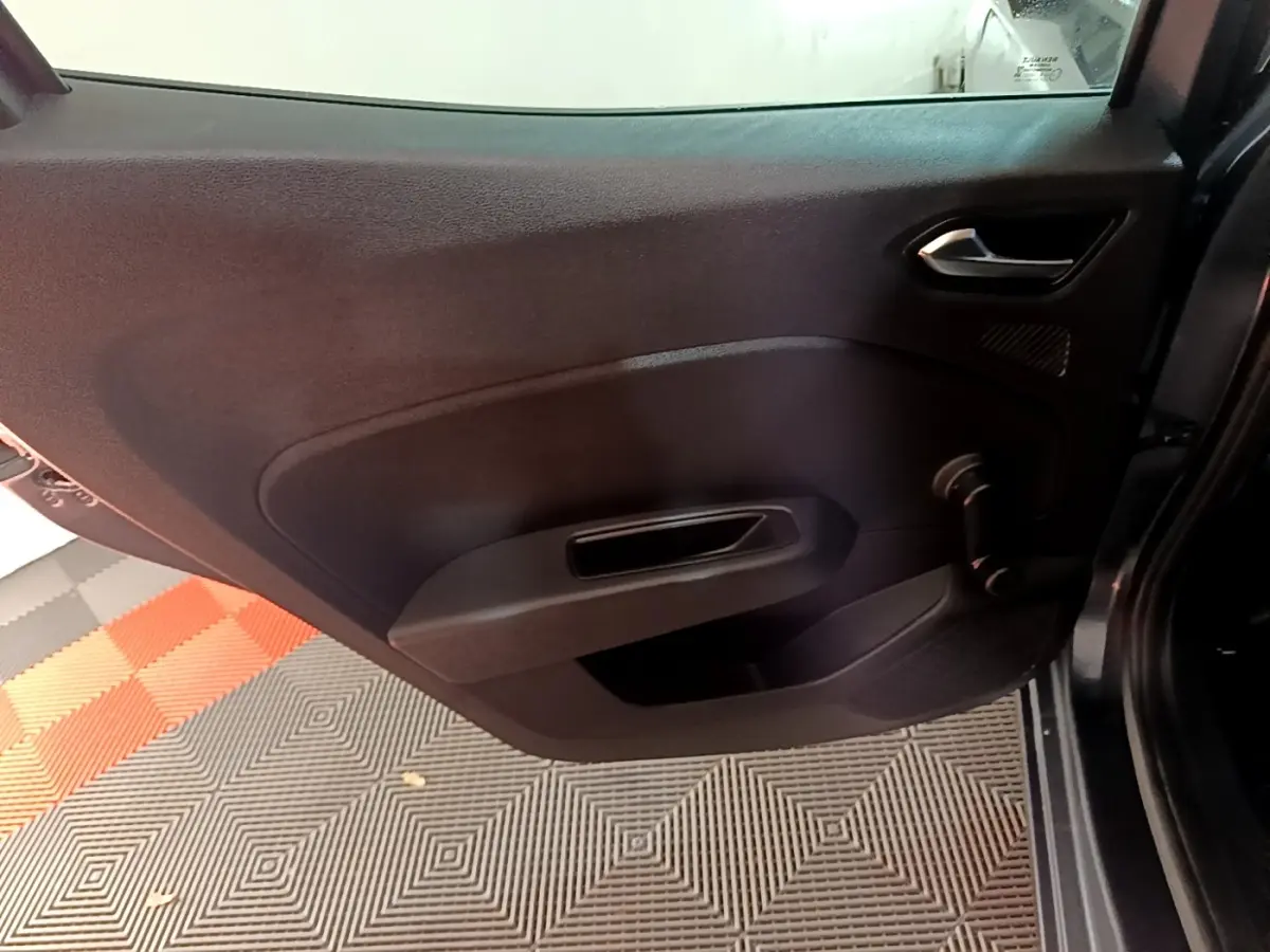 Porte intérieure côté gauche de Renault Clio Business TCe 90 2022, avec manivelle de vitre et poignée noire.