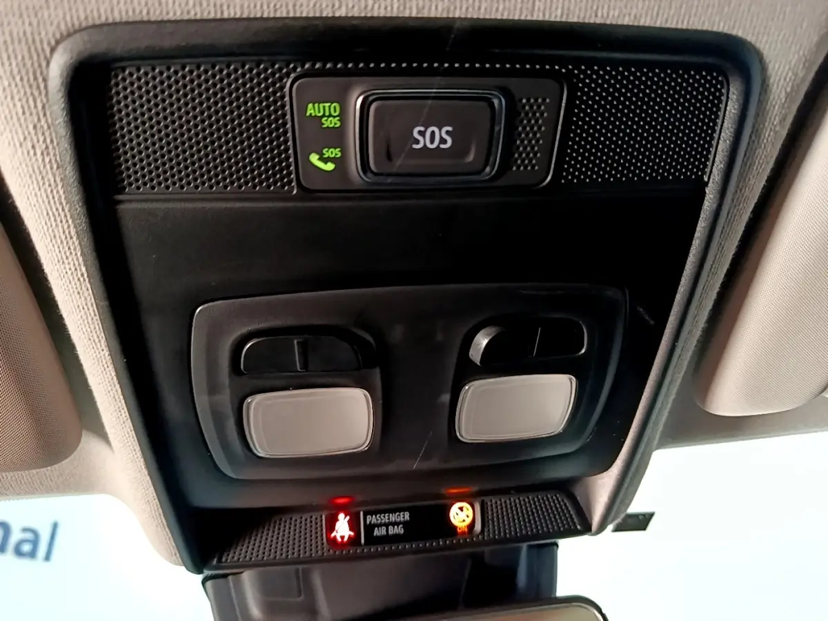 Vue en gros plan du plafonnier intérieur noir avec bouton SOS et voyants airbags de la Renault Clio Business gris foncé 2022.