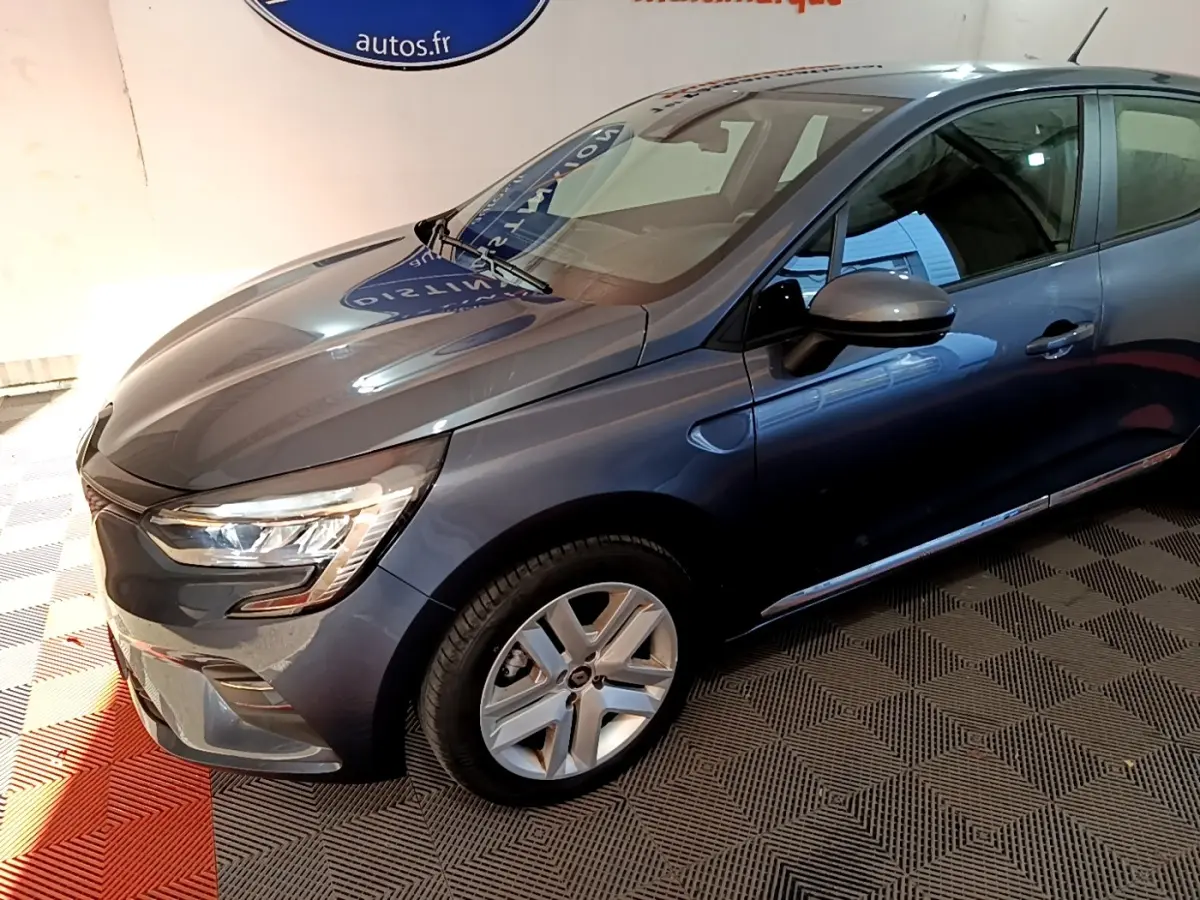 Renault Clio Business TCe 90 2022 gris foncé vue 3/4 avant droit avec phares LED et jantes alliage.