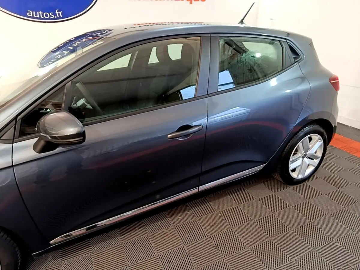 Profil côté gauche d'une Renault Clio Business TCe 90 gris foncé avec jantes alliage et poignées de porte intégrées.