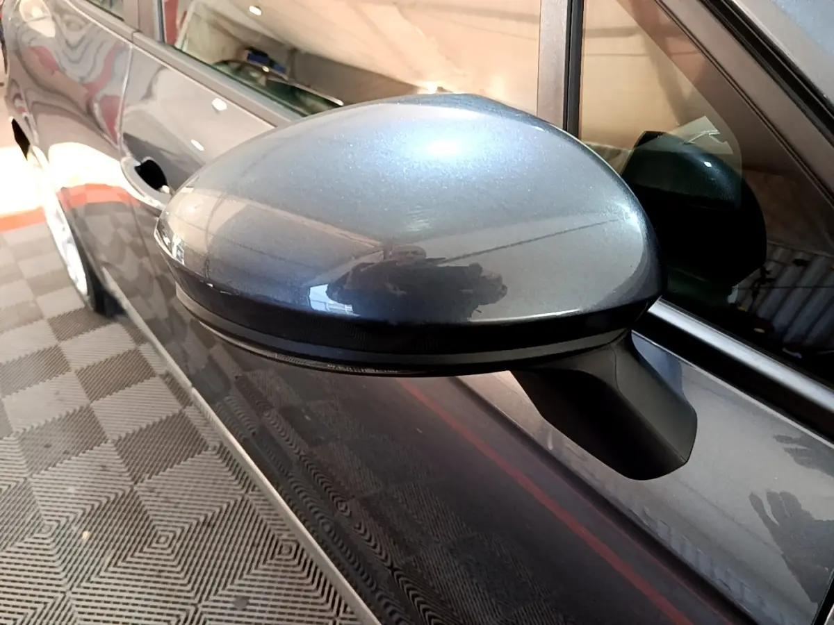 Rétroviseur côté gauche gris foncé de Renault Clio Business TCe 90 2022 avec carrosserie visible en arrière-plan.