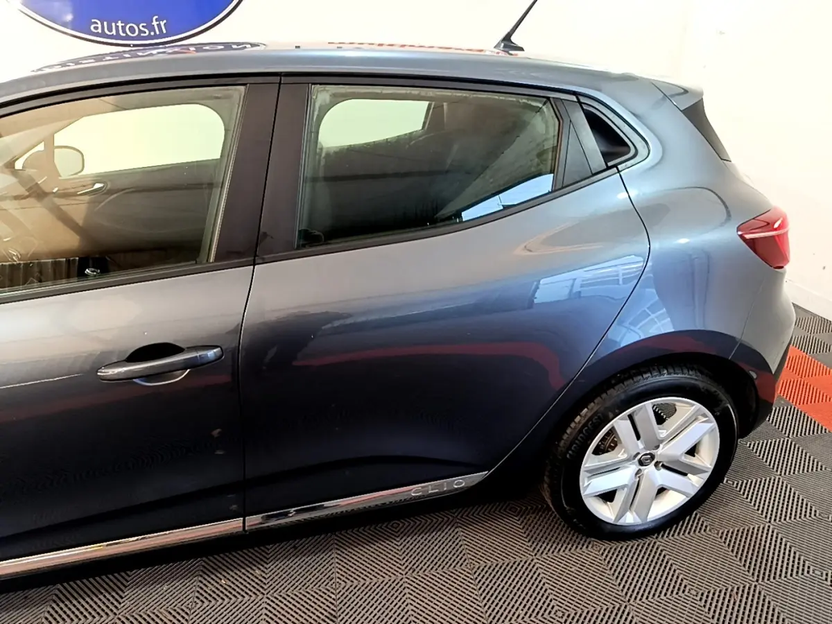 Vue latérale droite d'une Renault Clio Business TCe 90 gris foncé avec jantes alliage et poignées de porte intégrées.