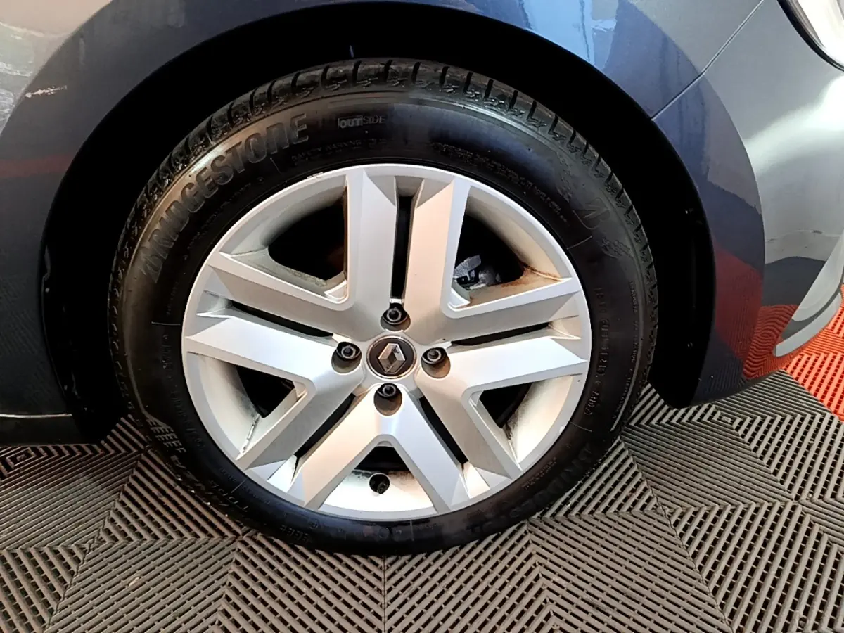 Vue rapprochée de la roue avant droite d'une Renault Clio Business TCe 90 gris foncé avec passage de roue arrondi.