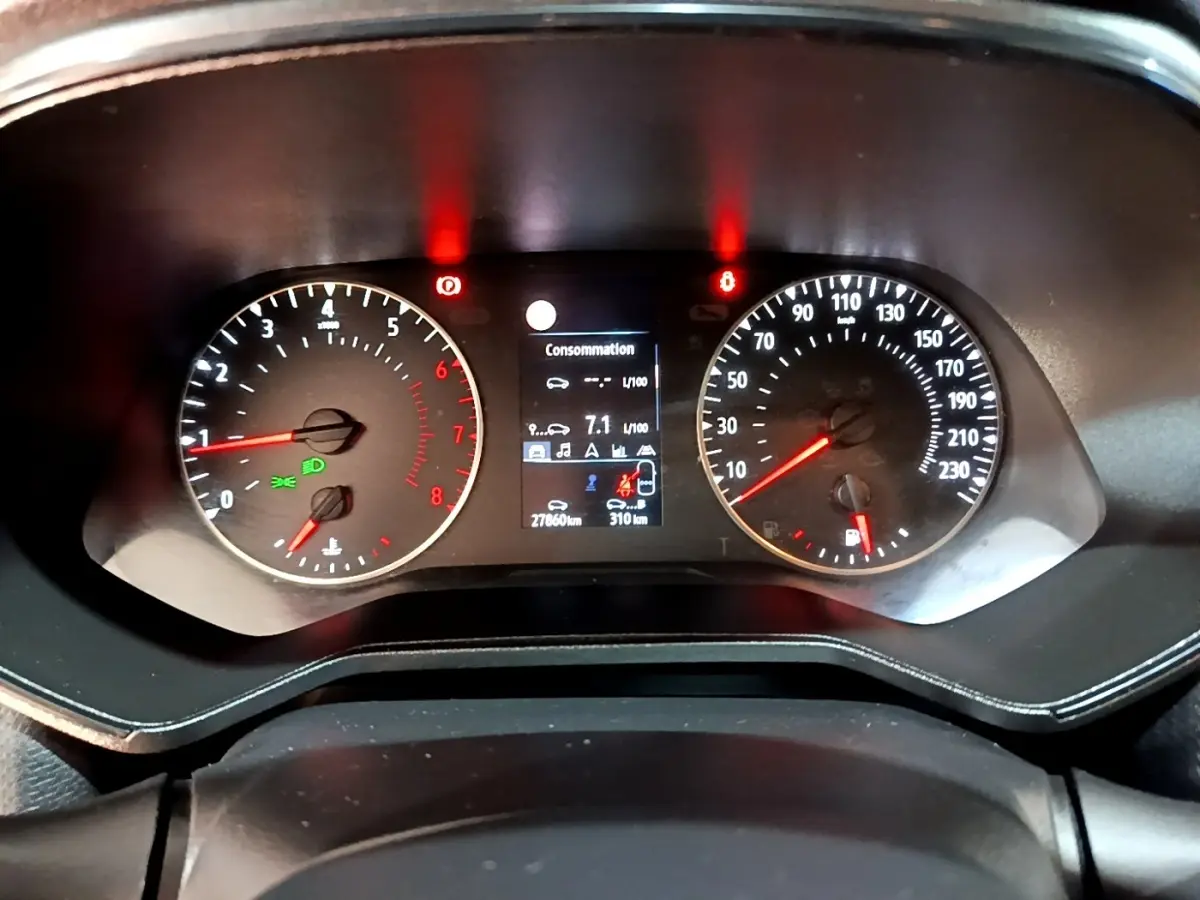 Tableau de bord de Renault Clio Business TCe 90 2022 montrant compte-tours, vitesse et écran consommation au centre