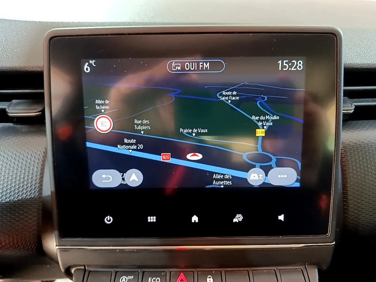 Écran tactile central affichant la navigation GPS dans l'habitacle d'une Renault Clio gris foncé de 2022.