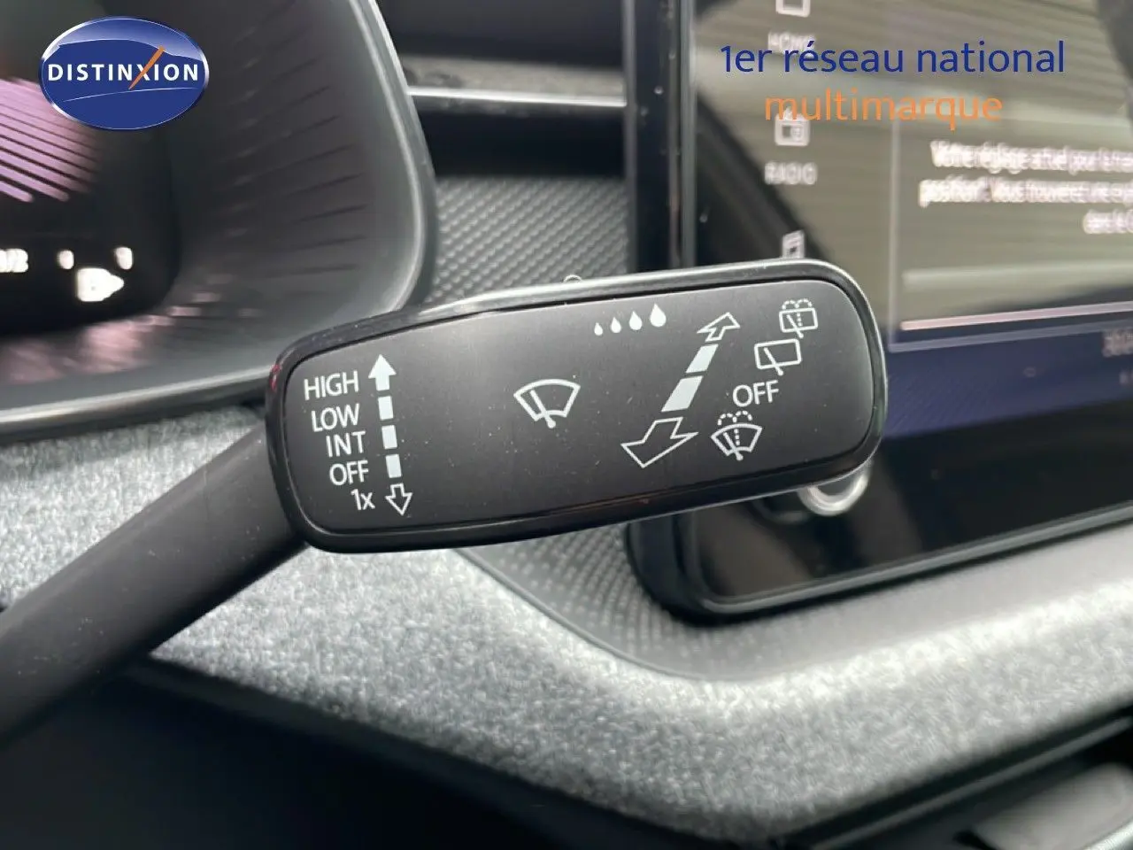 Gros plan sur la commande d’essuie-glace du Skoda Kamiq 2025, intérieur noir avec tableau de bord texturé gris.