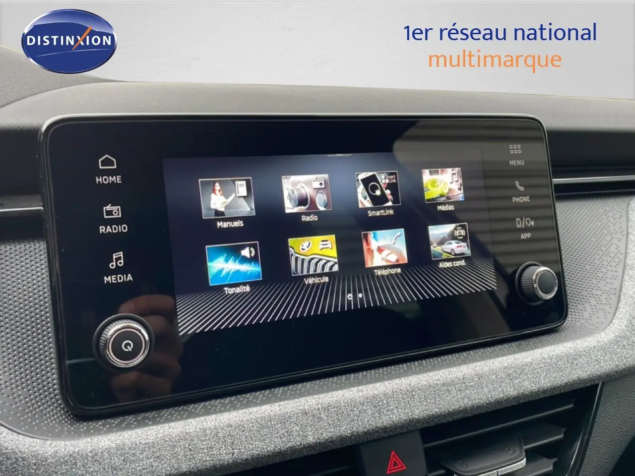 Écran tactile central du Skoda Kamiq blanc glacier 2025, affichant le menu multimédia et les options connectées.