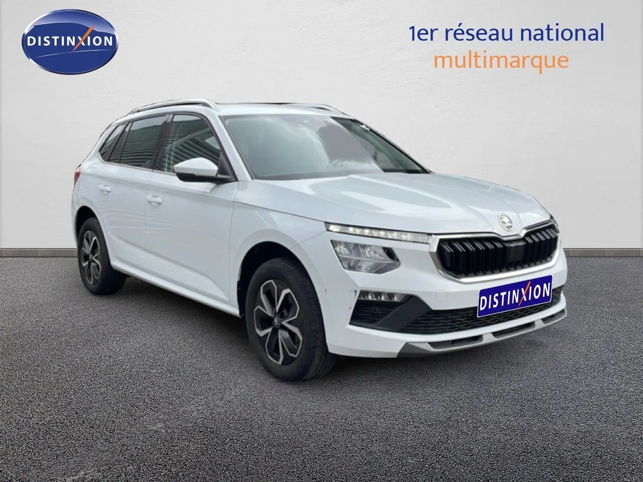 Vue 3/4 avant d'un Skoda Kamiq blanc glacier 2025 avec calandre noire et jantes alliage distinctives.