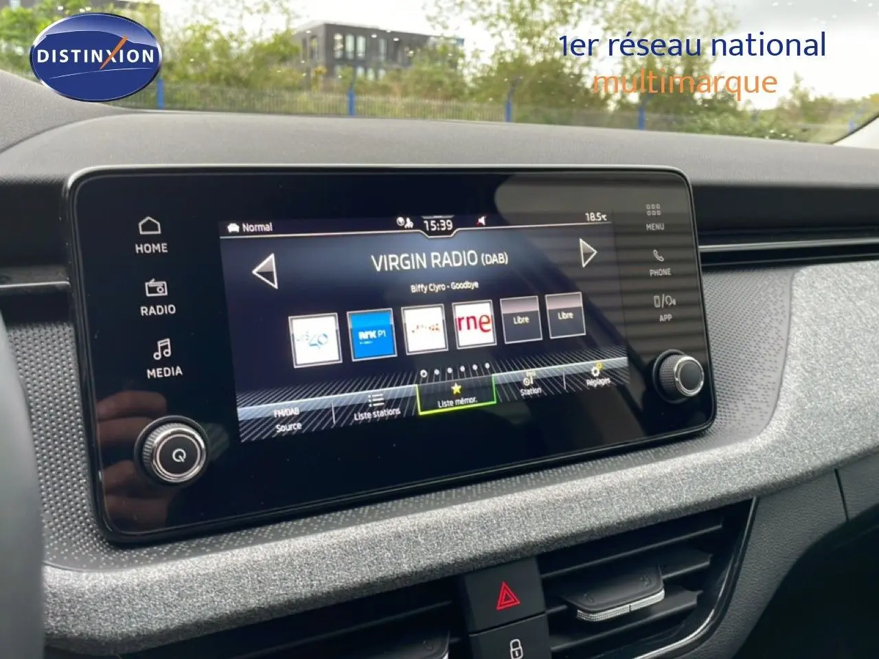 Vue rapprochée de l’écran tactile central du Skoda Kamiq blanc glacier 2025, affichant la radio digitale Virgin Radio.