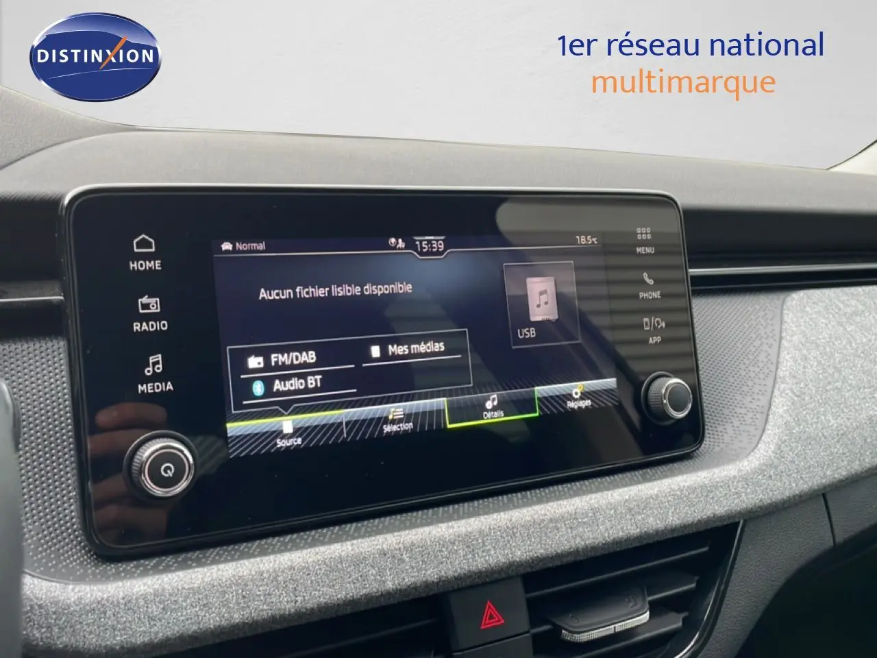 Écran tactile central du tableau de bord du Skoda Kamiq blanc glacier, affichant les options multimédias USB et Bluetooth.