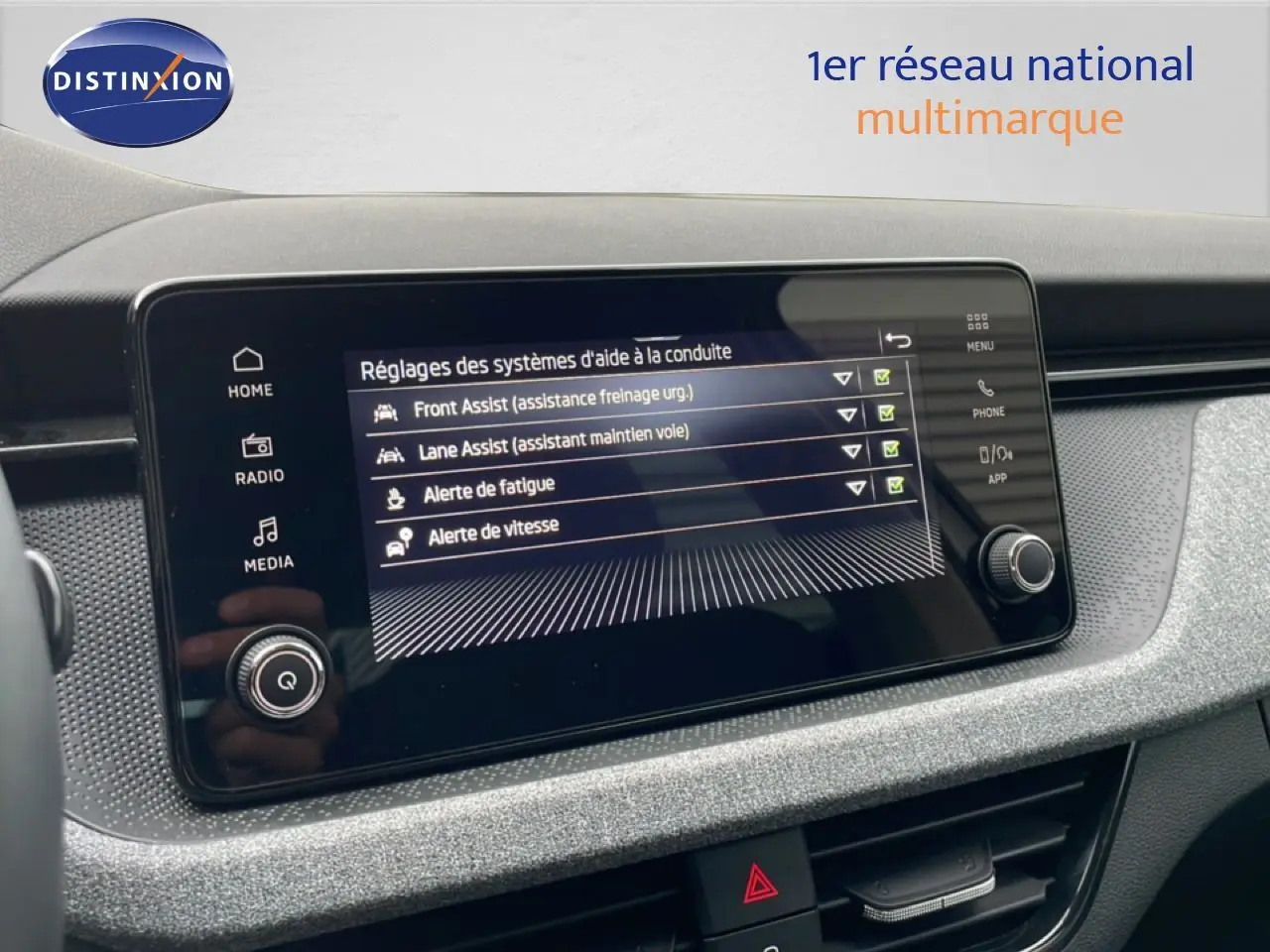 Écran central tactile du tableau de bord du Skoda Kamiq 2025, affichant les réglages d’aide à la conduite.