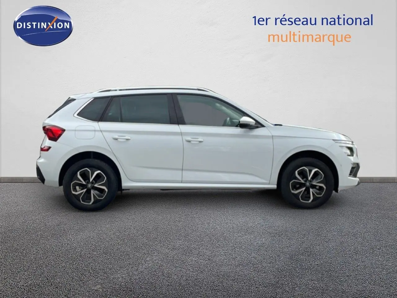 Vue de profil côté gauche d'un Skoda Kamiq blanc glacier 2025 avec jantes alliage et vitres teintées.