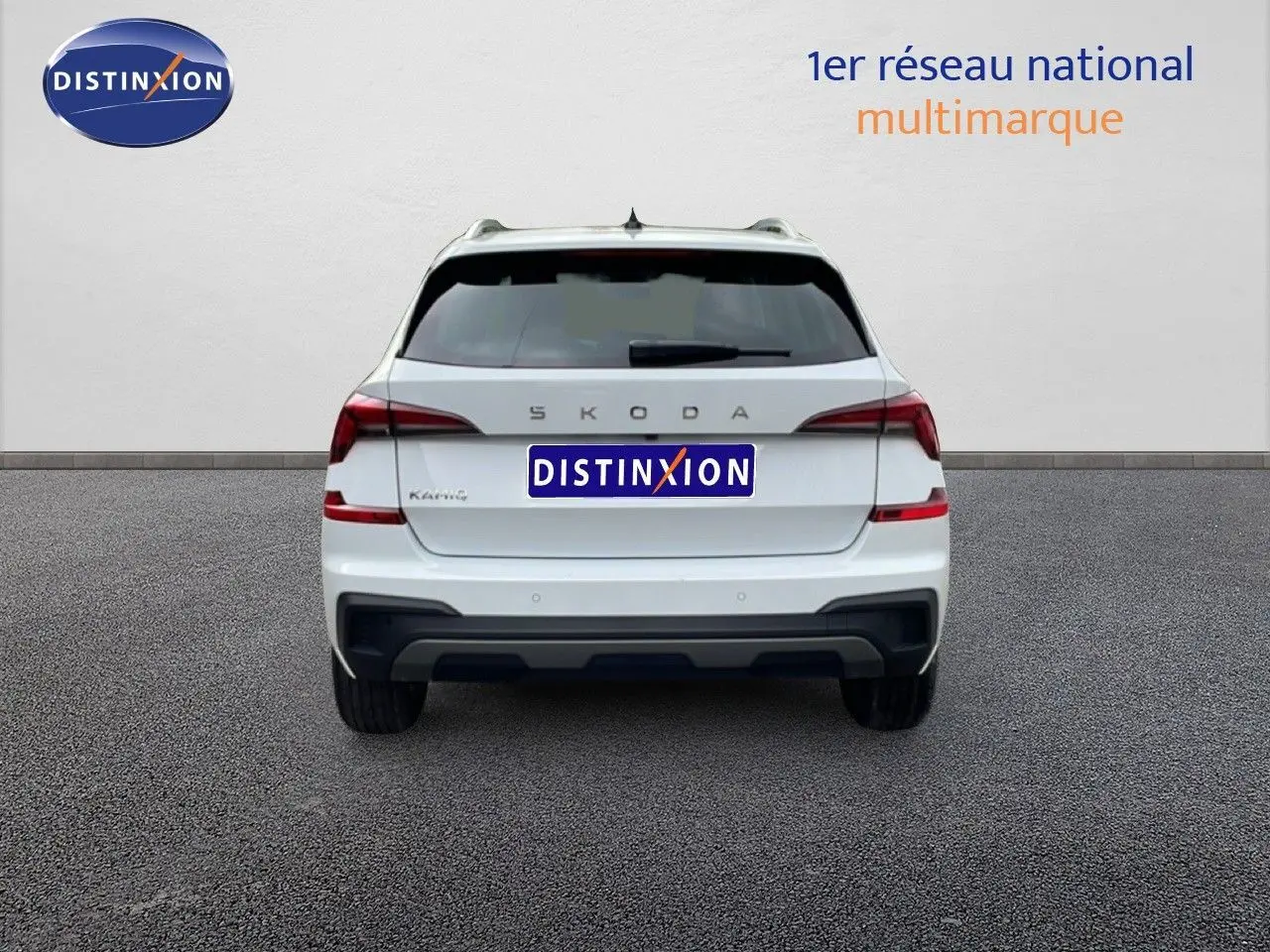 Vue arrière d’un Skoda Kamiq blanc glacier 2025 avec feux arrière LED et logo distinctif sur fond neutre.