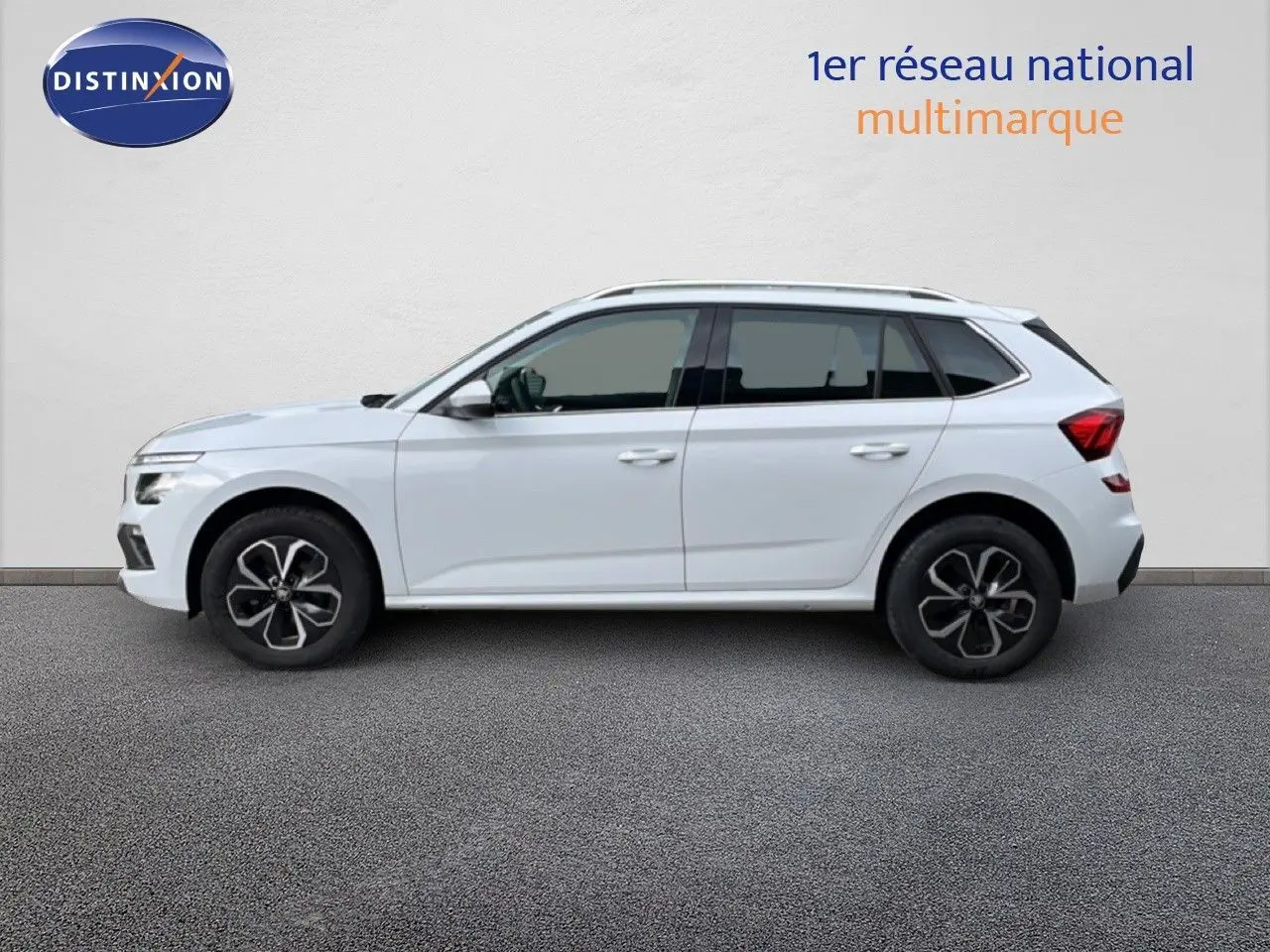 Profil droit d’un Skoda Kamiq blanc glacier 2025 avec jantes alliage noires et toit ouvrant.