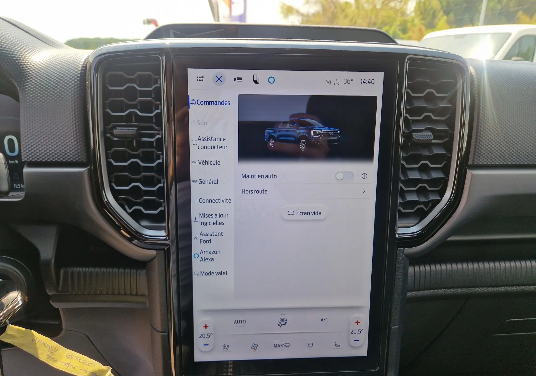 Vue rapprochée de l’écran tactile central du Ford Ranger Super Cabine blanc, affichant les commandes du véhicule.