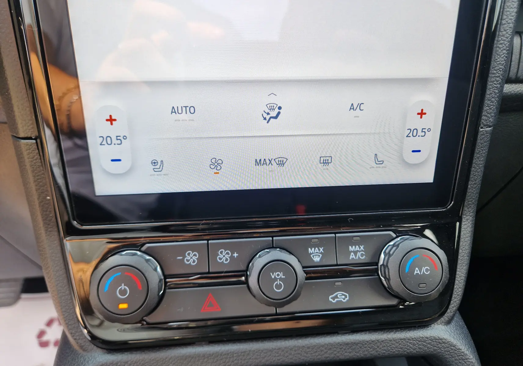 Gros plan sur la console centrale du Ford Ranger Super Cabine blanc, montrant l'écran tactile et les commandes de climatisation.