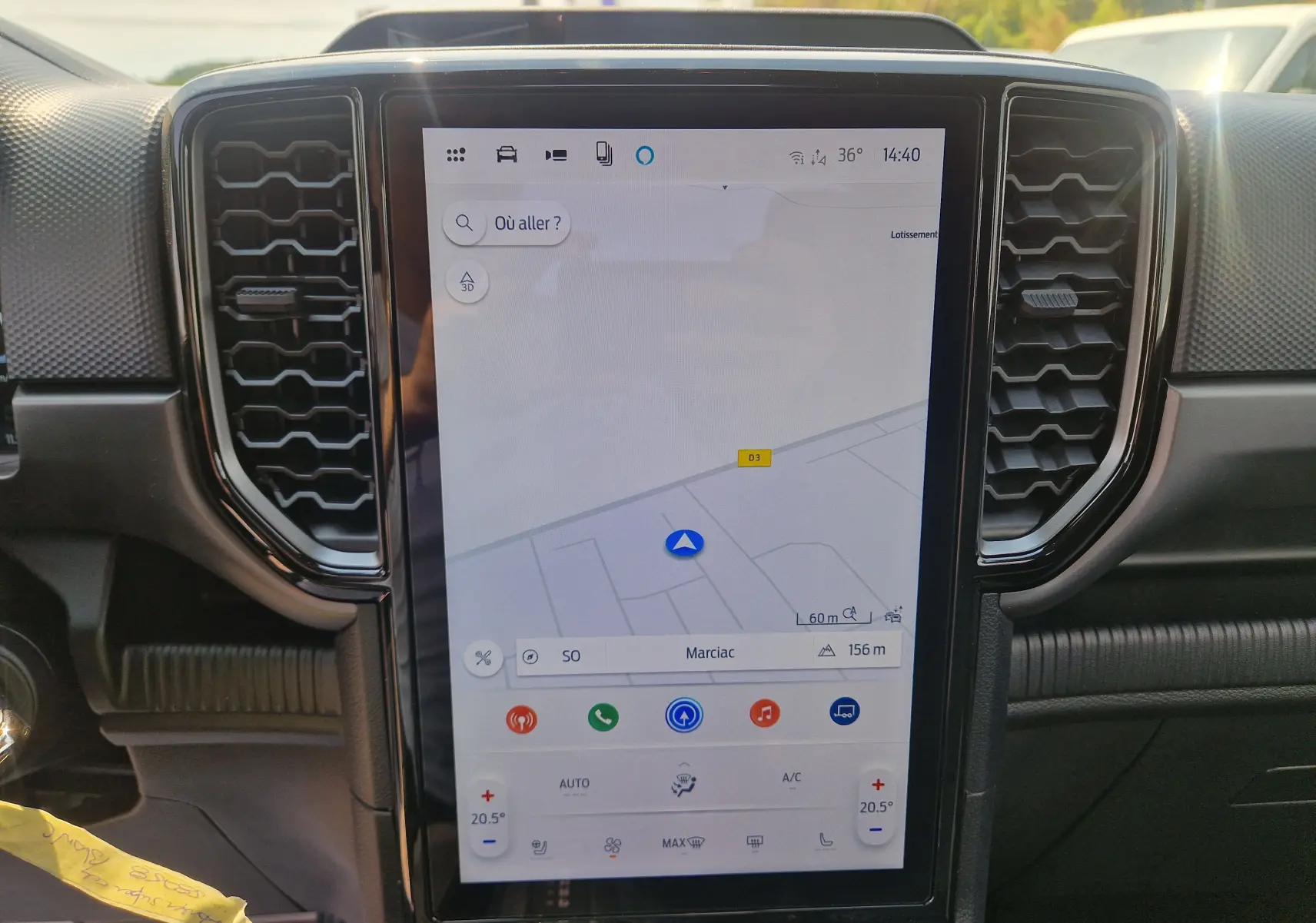 Vue rapprochée de l’écran tactile central 12,4 pouces du Ford Ranger Super Cabine blanc, affichant la navigation GPS.