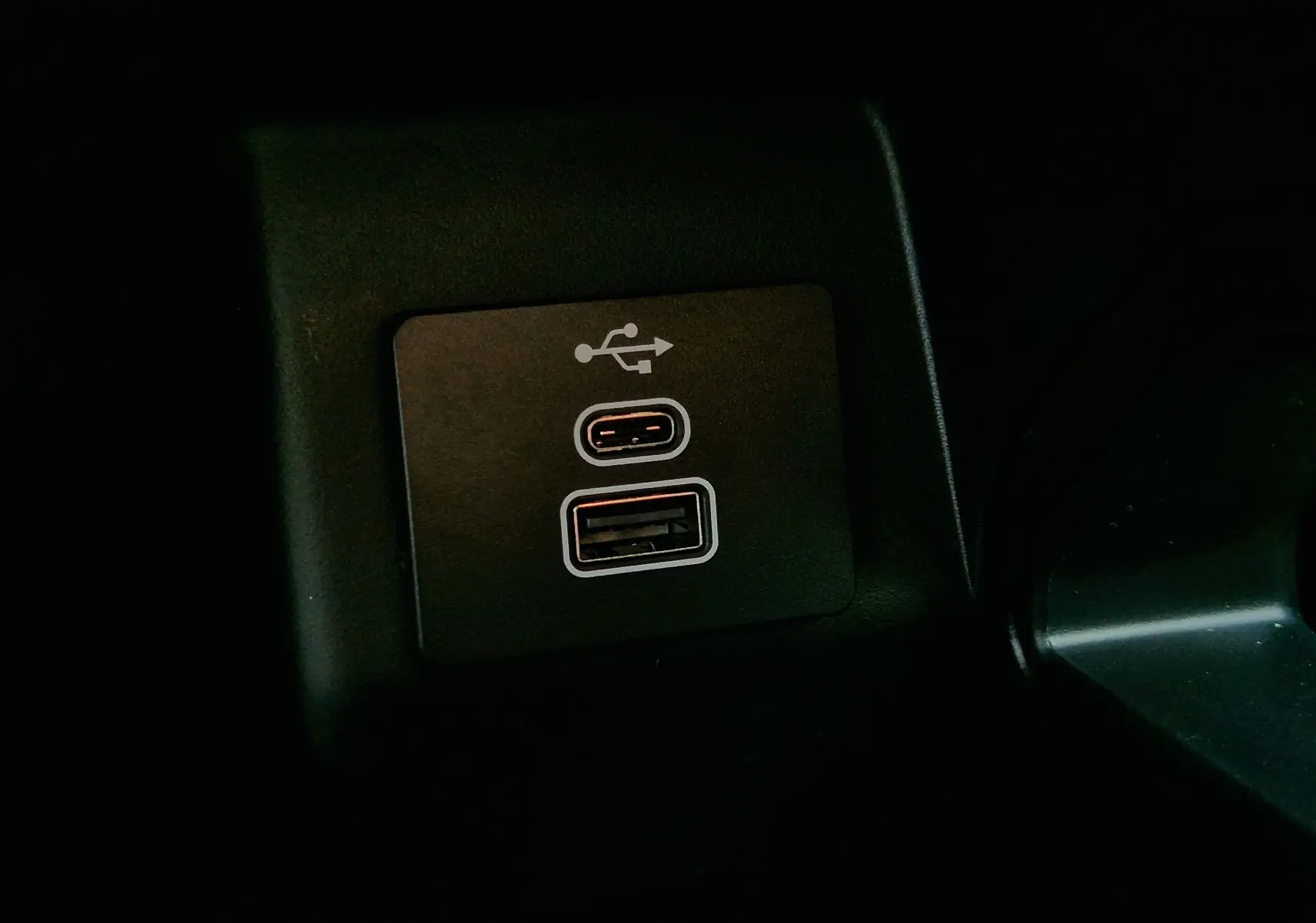 Gros plan sur les ports USB-C et USB-A intégrés dans l’habitacle du Ford Ranger Super Cabine blanc.