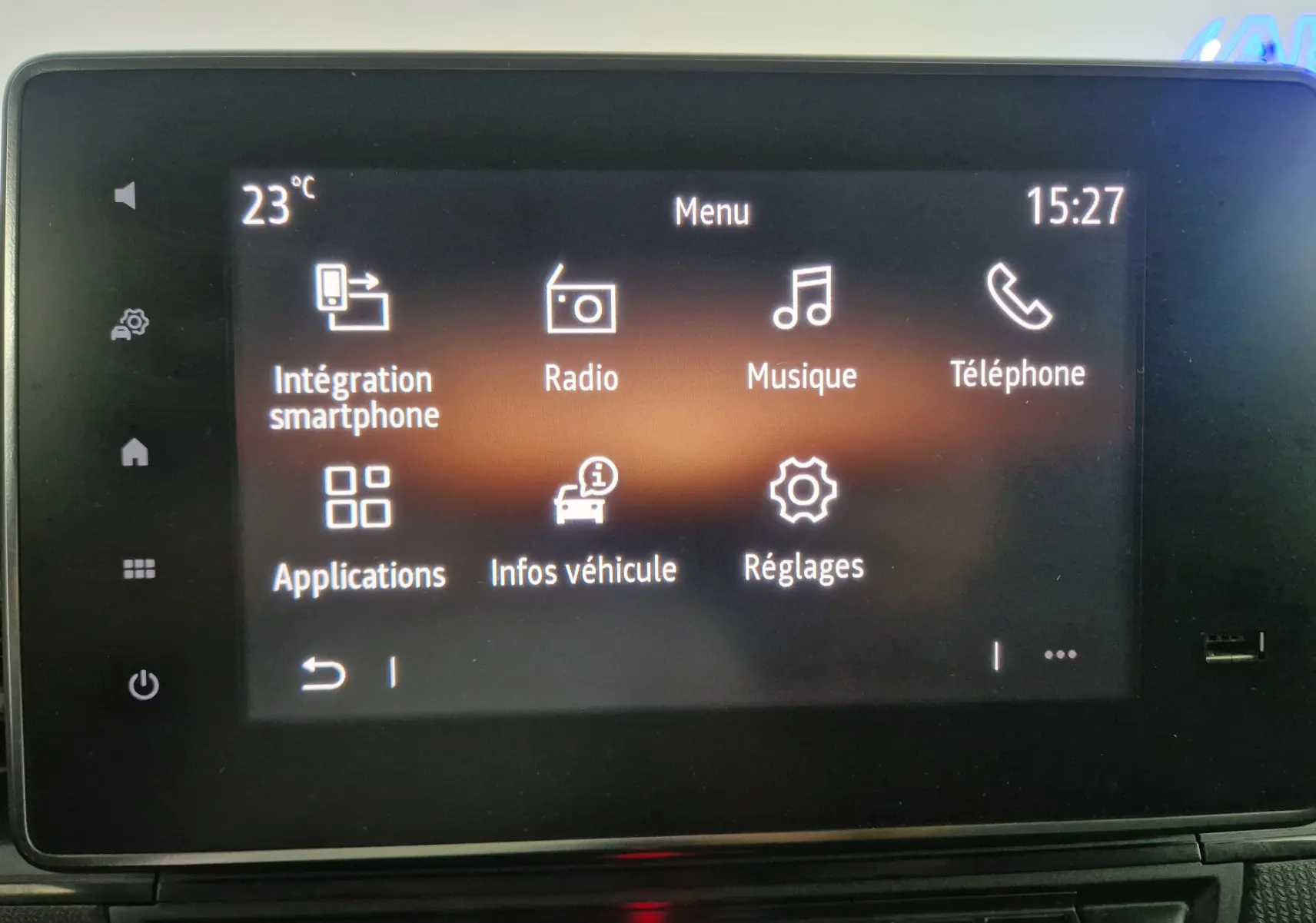 Écran tactile central du Renault Kangoo blanc 2023 affichant le menu principal avec options multimédia et réglages.