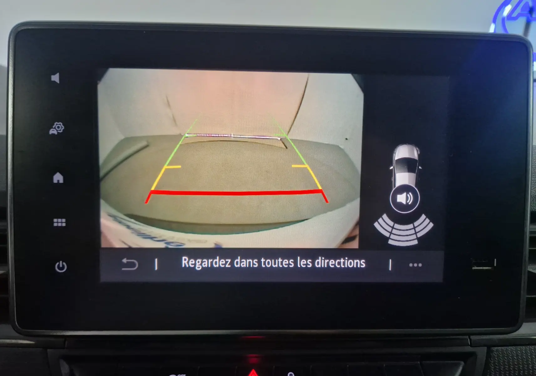 Affichage de la caméra de recul du Renault Kangoo blanc 2023 avec lignes de guidage colorées et avertissement sonore.