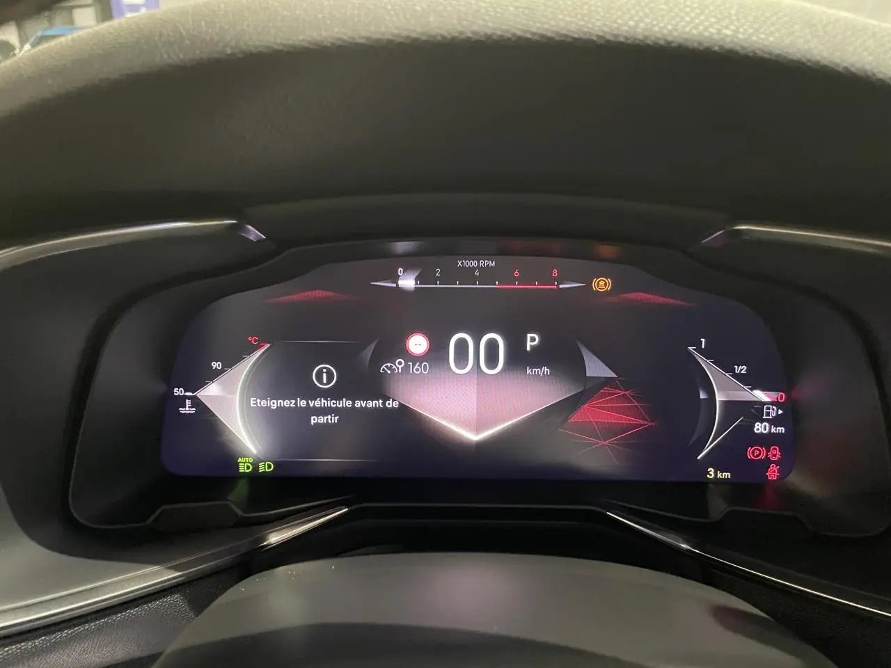 Combiné d'instrumentation numérique 12,3" du DS7 Crossback noir métallisé, affichant 0 km/h et alertes au tableau de bord.