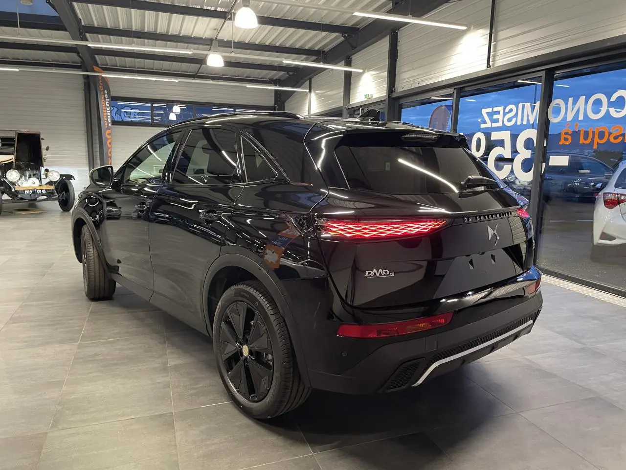 Vue 3/4 arrière droite du DS7 Crossback noir métallisé avec feux arrière LED 3D et jantes alliage 19 pouces.