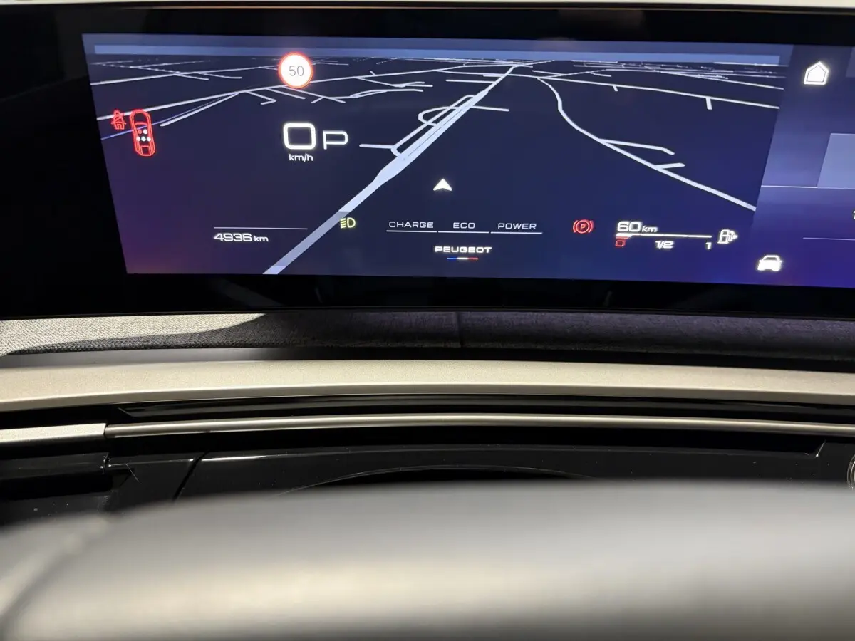 Vue intérieure du combiné numérique 10 pouces du Peugeot 3008 blanc 2026 affichant la navigation et les informations de conduite.