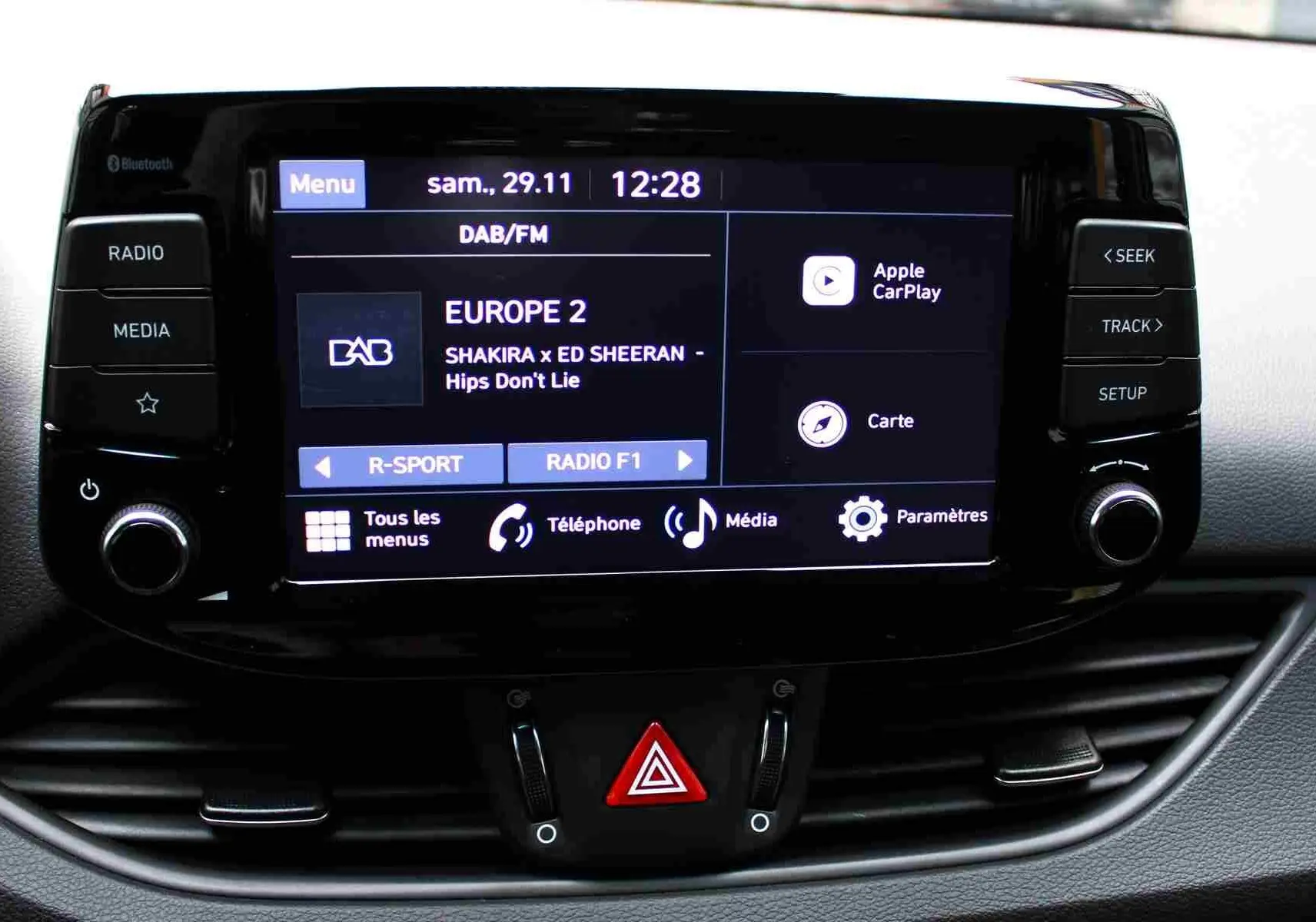 Écran tactile central de la Hyundai i30 SW 2022 affichant la radio Europe 2 et les commandes multimédia.