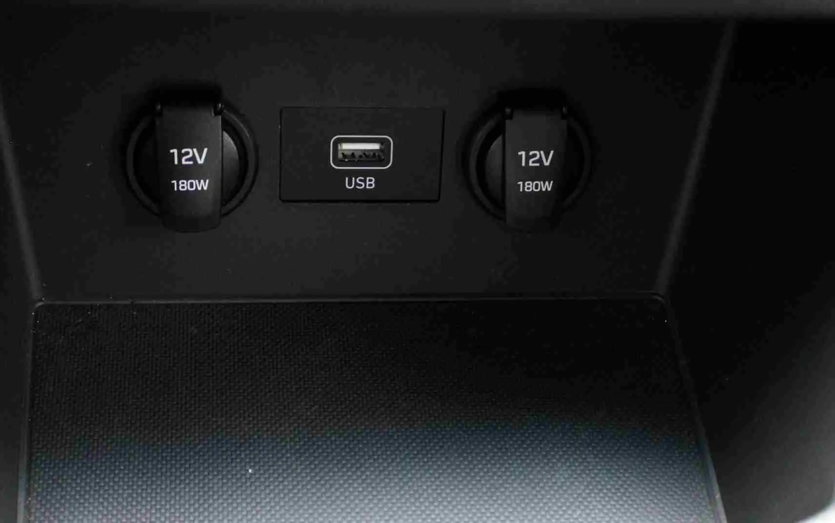 Prise USB et deux prises 12V 180W sur la console centrale de la Hyundai i30 SW blanche polaire 2022.